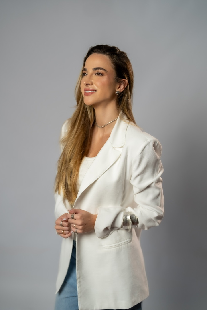 Dra. Ana Clara Monteiro em retrato profissional